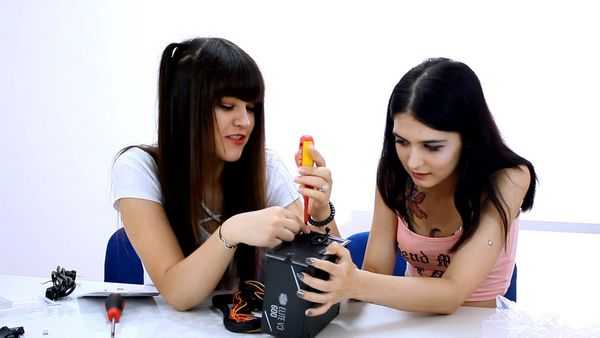 Девушки собирают игровой ПК Девушки собирают игровой ПК