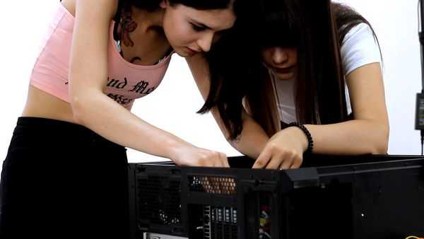Девушки собирают игровой ПК Девушки собирают игровой ПК