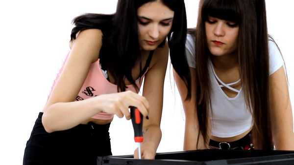 Девушки собирают игровой ПК Девушки собирают игровой ПК