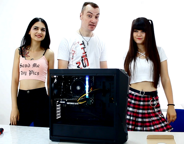 Девушки собирают игровой ПК Девушки собирают игровой ПК