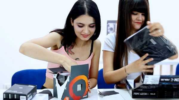 Девушки собирают игровой ПК Девушки собирают игровой ПК