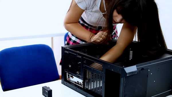 Девушки собирают игровой ПК Девушки собирают игровой ПК