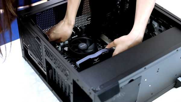 Девушки собирают игровой ПК Девушки собирают игровой ПК